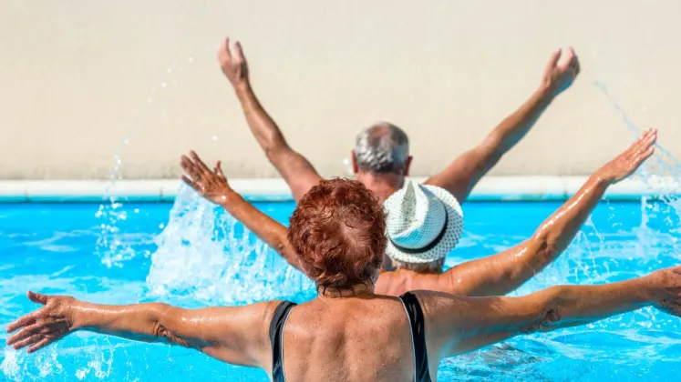gente mayor en el agua
