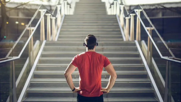 un hombre sube unas escaleras