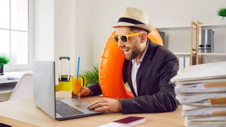 un hombre con un flotador, sombrero y gafas de sol trabajando