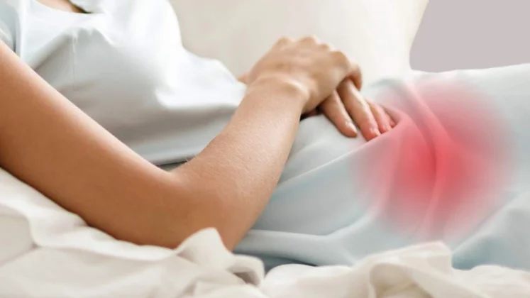 Una mujer con dolor en la tripa